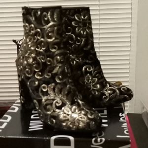 Wild Diva sz7 gold embroidered ankle boot